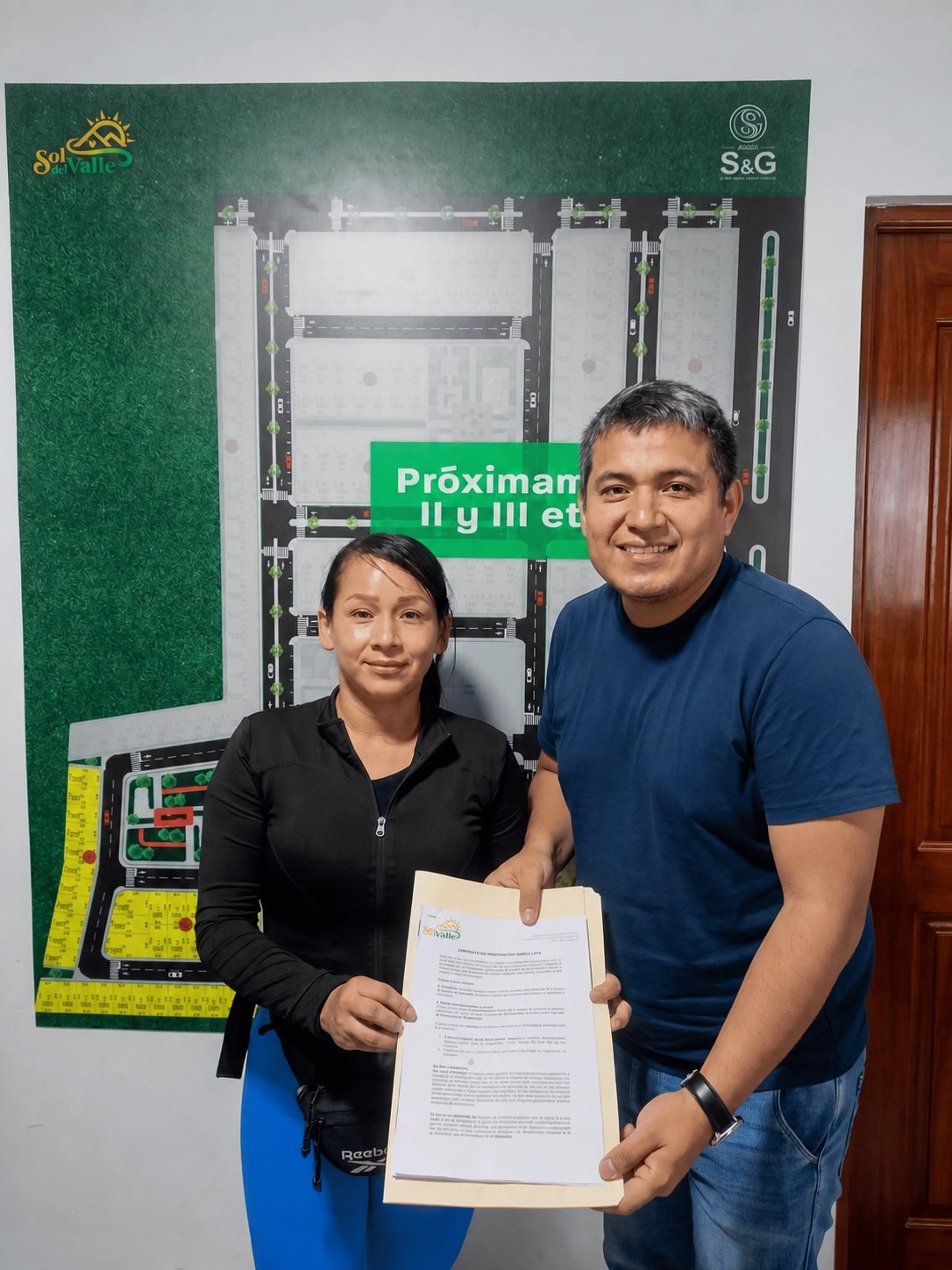 Rosa M. y su esposo con el contrato de reservación de Sol del Valle