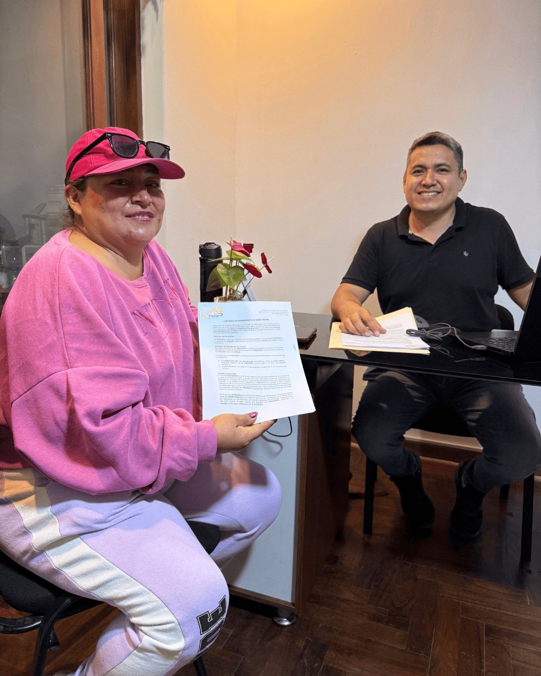 Elena Q. firmando su contrato de bien futuro en la oficina de Grupo S&G
